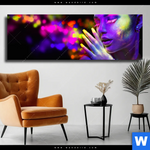 Leinwandbild Frau Im Neonlicht Panorama Produktvorschau mit dem Bild Frau im Neonlicht im Format Panorama.