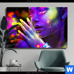 Leinwandbild Frau Im Neonlicht Querformat Produktvorschau mit dem Bild Frau im Neonlicht im Format Querformat.