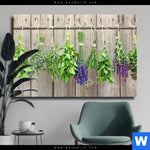 Leinwandbild Frische Kraeuter An Holzstange Querformat Produktvorschau mit dem Bild Frische Kräuter an Holzstange im Format Querformat.