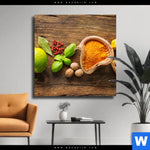 Leinwandbild Gewuerze Kraeuter Auf Holz Quadrat Produktvorschau mit dem Bild Gewürze & Kräuter auf Holz im Format Quadrat.