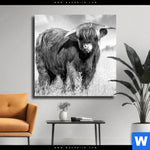 Leinwandbild Hochlandkuh Auf Einer Wiese Quadrat Produktvorschau mit dem Bild Hochlandkuh auf einer Wiese im Format Quadrat.