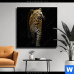 Leinwandbild Leopard In Der Dunkelheit Quadrat Produktvorschau mit dem Bild Leopard in der Dunkelheit im Format Quadrat.