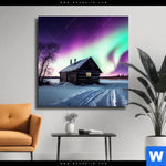 Leinwandbild Nordlichter Ueber Einem Holzhaus Quadrat Produktvorschau mit dem Bild Nordlichter über einem Holzhaus im Format Quadrat.