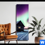 Leinwandbild Nordlichter Ueber Einem Holzhaus Schmal Produktvorschau mit dem Bild Nordlichter über einem Holzhaus im Format Schmal.