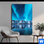 Leinwandbild Nordlichter Und Schneebedeckte Berge Hochformat Produktvorschau mit dem Bild Nordlichter und schneebedeckte Berge im Format Hochformat.