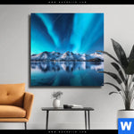 Leinwandbild Nordlichter Und Schneebedeckte Berge Quadrat Produktvorschau mit dem Bild Nordlichter und schneebedeckte Berge im Format Quadrat.