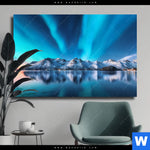 Leinwandbild Nordlichter Und Schneebedeckte Berge Querformat Produktvorschau mit dem Bild Nordlichter und schneebedeckte Berge im Format Querformat.