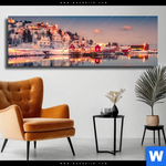 Leinwandbild Skandinavische Stadt Bei Nacht Panorama Produktvorschau mit dem Bild Skandinavische Stadt bei Nacht im Format Panorama.