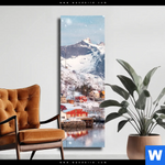 Leinwandbild Skandinavisches Dorf Im Schnee Schmal Produktvorschau mit dem Bild Skandinavisches Dorf im Schnee im Format Schmal.