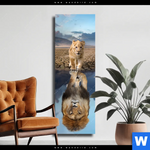Leinwandbild Spiegelbild Loewe Loewenjunges Schmal Produktvorschau mit dem Bild Spiegelbild Löwe & Löwenjunges im Format Schmal.