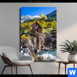 Leinwandbild Waldhuette Am Fluss Hochformat Produktvorschau mit dem Bild Waldhütte am Fluss im Format Hochformat.