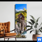 Leinwandbild Waldhuette Am Fluss Schmal Produktvorschau mit dem Bild Waldhütte am Fluss im Format Schmal.