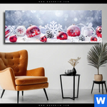 Leinwandbild Weihnachtskugeln Im Winterwunderland Panorama Produktvorschau mit dem Bild Weihnachtskugeln im Winterwunderland im Format Panorama.