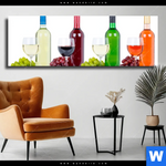 Leinwandbild Wein In Flaschen Und Glaesern Panorama Produktvorschau mit dem Bild Wein in Flaschen und Gläsern im Format Panorama.