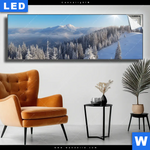 Leuchtbild Berge Und Waelder In Schnee Panorama Produktvorschau mit dem Bild Berge und Wälder in Schnee im Format Panorama.