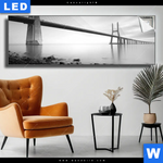 Leuchtbild Bruecke Am Weiten Meer Panorama Produktvorschau mit dem Bild Brücke am weiten Meer im Format Panorama.