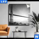 Leuchtbild Bruecke Am Weiten Meer Quadrat Produktvorschau mit dem Bild Brücke am weiten Meer im Format Quadrat.