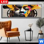 Leuchtbild Dia Frau Mit Kopfhoerern Panorama Produktvorschau mit dem Bild Frau mit Kopfhörern im Format Panorama.