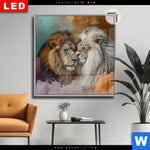Leuchtbild Dia Sanfte Loewenmomente In Buntem Nebel Quadrat Produktvorschau mit dem Bild Sanfte Löwenmomente in buntem Nebel im Format Quadrat.