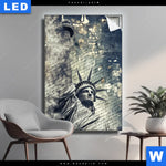 Leuchtbild Freiheitsstatue Im Sandsturm Hochformat Produktvorschau mit dem Bild Freiheitsstatue im Sandsturm im Format Hochformat.