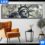 Leuchtbild Freiheitsstatue Im Sandsturm Panorama Produktvorschau mit dem Bild Freiheitsstatue im Sandsturm im Format Panorama.