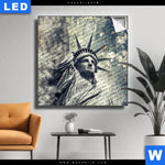 Leuchtbild Freiheitsstatue Im Sandsturm Quadrat Produktvorschau mit dem Bild Freiheitsstatue im Sandsturm im Format Quadrat.