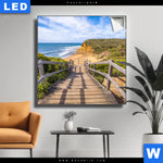 Leuchtbild Holztreppe Zum Einsamen Strand Quadrat Produktvorschau mit dem Bild Holztreppe zum einsamen Strand im Format Quadrat.