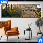 Leuchtbild Idyllischer Wald Mit Bruecke Panorama Produktvorschau mit dem Bild Idyllischer Wald mit Brücke im Format Panorama.