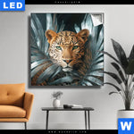 Leuchtbild Leopard Zwischen Blaettern Quadrat Produktvorschau mit dem Bild Leopard zwischen Blättern im Format Quadrat.