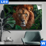 Leuchtbild Loewe Im Gruenen Regenwald Querformat Produktvorschau mit dem Bild Löwe im grünen Regenwald im Format Querformat.