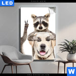 Leuchtbild Lustige Waschbaeren Mit Hund Hochformat Produktvorschau mit dem Bild Lustige Waschbären mit Hund im Format Hochformat.