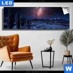 Leuchtbild Milchstrasse Ueber Einem Feldweg Panorama Produktvorschau mit dem Bild Milchstraße über einem Feldweg im Format Panorama.