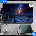 Leuchtbild Milchstrasse Ueber Einem Feldweg Querformat Produktvorschau mit dem Bild Milchstraße über einem Feldweg im Format Querformat.