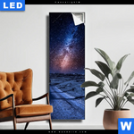 Leuchtbild Milchstrasse Ueber Einem Feldweg Schmal Produktvorschau mit dem Bild Milchstraße über einem Feldweg im Format Schmal.