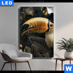 Leuchtbild Monstera Und Tukan Gold Hochformat Produktvorschau mit dem Bild Monstera und Tukan Gold im Format Hochformat.