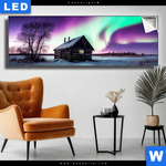 Leuchtbild Nordlichter Ueber Einem Holzhaus Panorama Produktvorschau mit dem Bild Nordlichter über einem Holzhaus im Format Panorama.