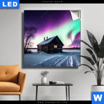 Leuchtbild Nordlichter Ueber Einem Holzhaus Quadrat Produktvorschau mit dem Bild Nordlichter über einem Holzhaus im Format Quadrat.
