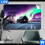 Leuchtbild Nordlichter Ueber Einem Holzhaus Querformat Produktvorschau mit dem Bild Nordlichter über einem Holzhaus im Format Querformat.