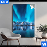 Leuchtbild Nordlichter Und Schneebedeckte Berge Hochformat Produktvorschau mit dem Bild Nordlichter und schneebedeckte Berge im Format Hochformat.