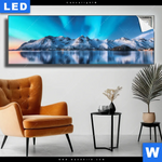 Leuchtbild Nordlichter Und Schneebedeckte Berge Panorama Produktvorschau mit dem Bild Nordlichter und schneebedeckte Berge im Format Panorama.
