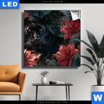 Leuchtbild Panther Und Rote Blueten Quadrat Produktvorschau mit dem Bild Panther und rote Blüten im Format Quadrat.