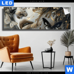 Leuchtbild Paola Portraet Mit Schmetterlingen Panorama Produktvorschau mit dem Bild Paola - Porträt mit Schmetterlingen im Format Panorama.