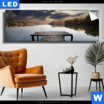 Leuchtbild Pier Am Fluss Panorama Produktvorschau mit dem Bild Pier am Fluss im Format Panorama.