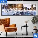Leuchtbild Schneebedeckte Landschaft Am Fluss Panorama Produktvorschau mit dem Bild Schneebedeckte Landschaft am Fluss im Format Panorama.