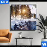 Leuchtbild Schneebedeckte Landschaft Am Fluss Quadrat Produktvorschau mit dem Bild Schneebedeckte Landschaft am Fluss im Format Quadrat.