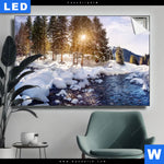 Leuchtbild Schneebedeckte Landschaft Am Fluss Querformat Produktvorschau mit dem Bild Schneebedeckte Landschaft am Fluss im Format Querformat.