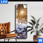 Leuchtbild Schneebedeckte Landschaft Am Fluss Schmal Produktvorschau mit dem Bild Schneebedeckte Landschaft am Fluss im Format Schmal.