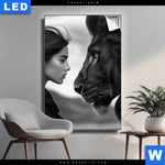 Leuchtbild Seelenblick Loewe Frau Hochformat Produktvorschau mit dem Bild Seelenblick - Löwe & Frau im Format Hochformat.