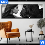 Leuchtbild Seelenblick Loewe Frau Panorama Produktvorschau mit dem Bild Seelenblick - Löwe & Frau im Format Panorama.