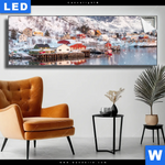 Leuchtbild Skandinavisches Dorf Im Schnee Panorama Produktvorschau mit dem Bild Skandinavisches Dorf im Schnee im Format Panorama.